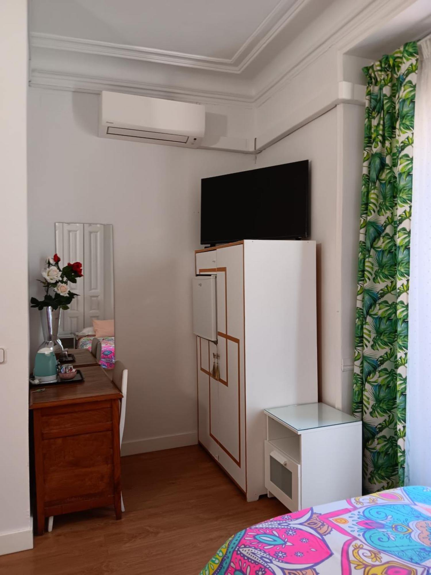 Hostal Casa Chueca Madrid Exterior photo