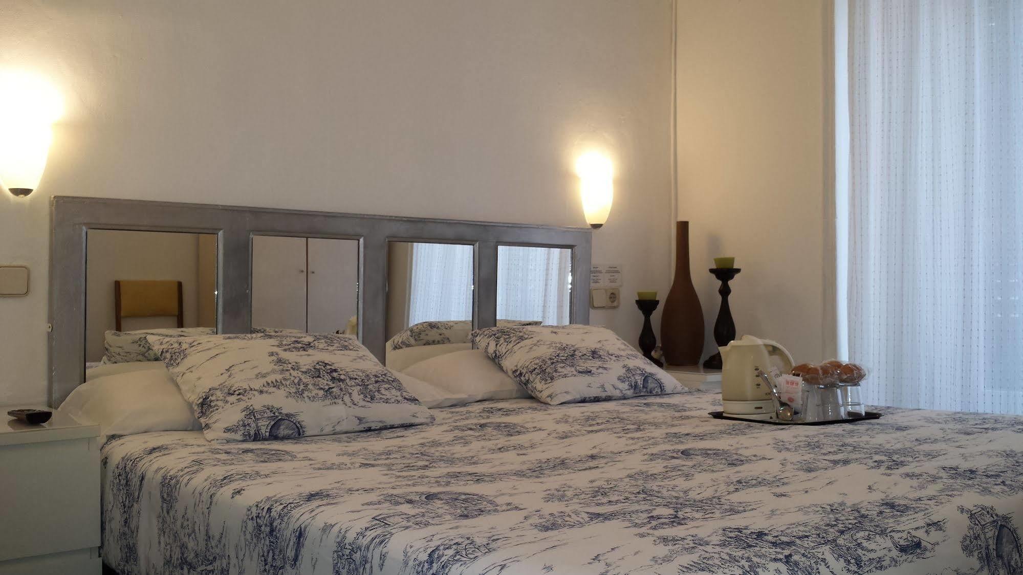 Hostal Casa Chueca Madrid Exterior photo