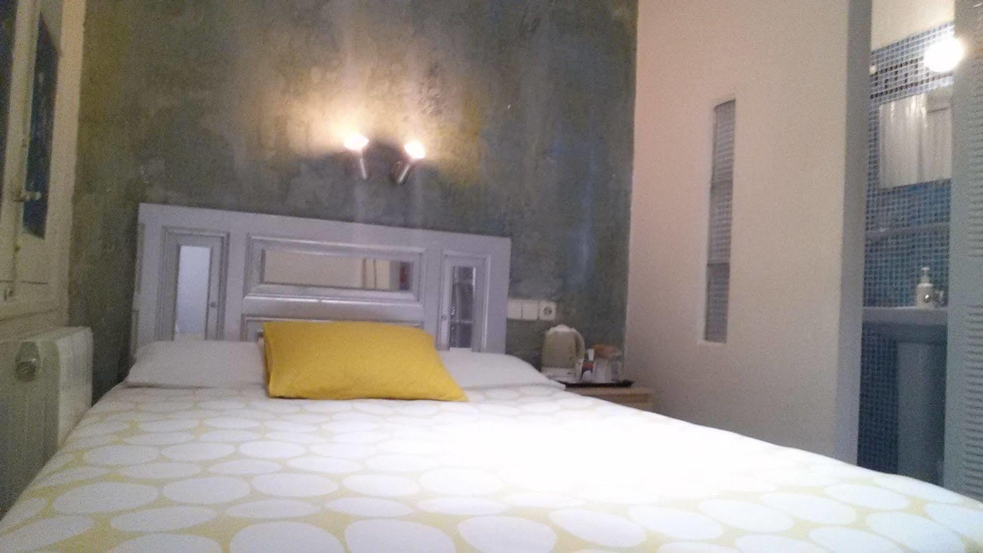 Hostal Casa Chueca Madrid Exterior photo