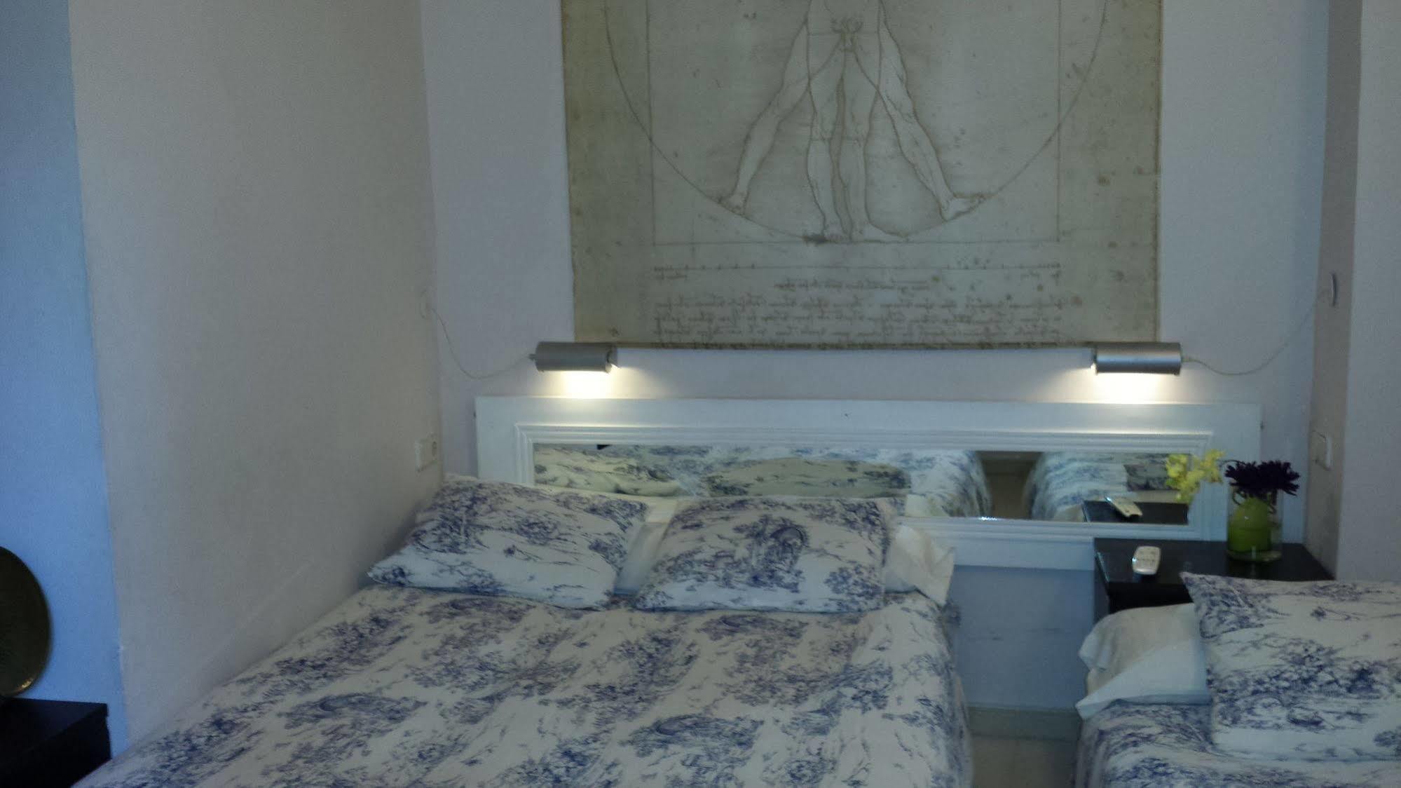 Hostal Casa Chueca Madrid Exterior photo